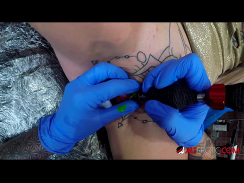 ❤️ Keçika pir tattookirî Sully Savage tattooek li ser klîtorê xwe kir. ❤️❌ Pornoya malê li ku.pornoklinge.ru ❤